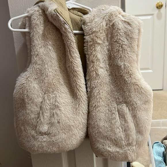 Faux Fur reversible Vest in Cream - Picture 3 of 3